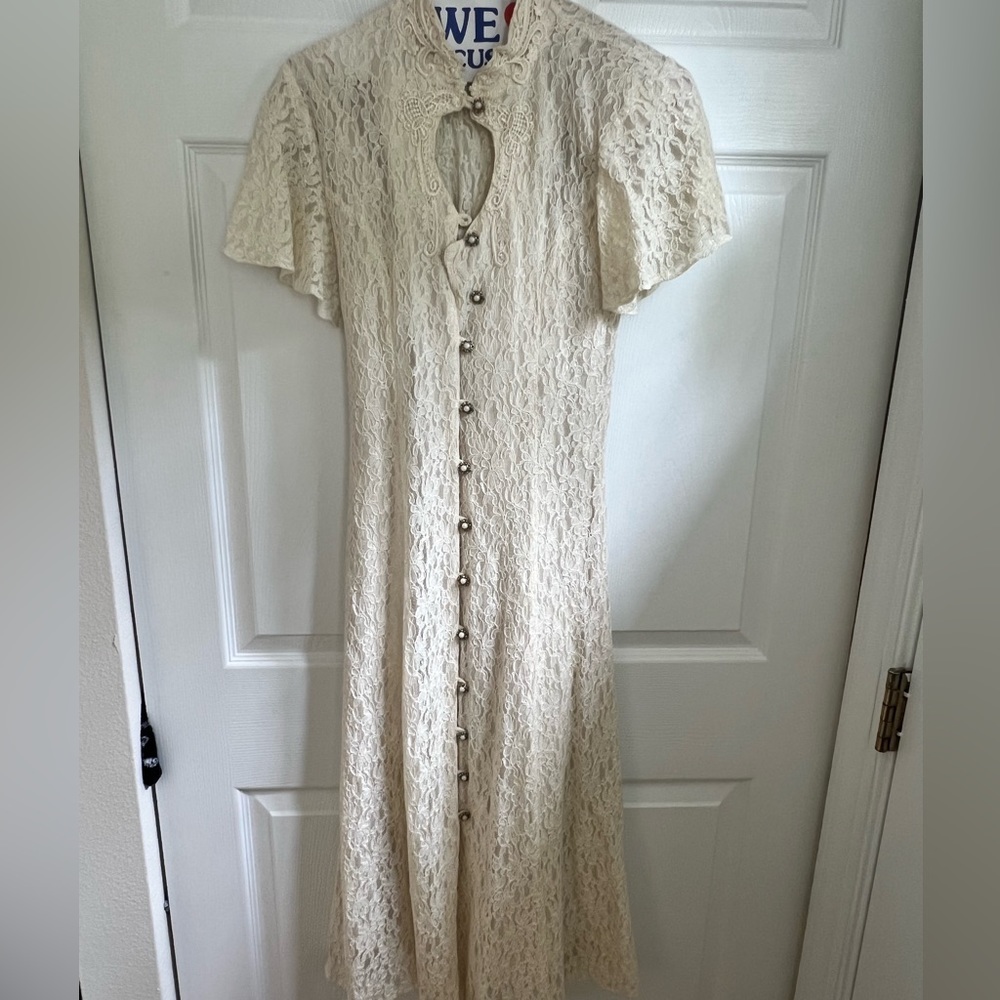 Vintage Cream lace dress with keyhole and Pearl buttons